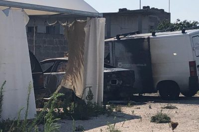 Fiamme in città, bruciano i mezzi dell'agenzia funebre: si sospetta l'atto doloso - Corriere Salentino