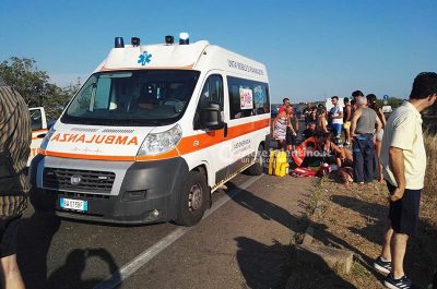 Con la moto contro un furgone, grave centauro. Schianto sulla 274, vettura si ribalta: diversi feriti, alcuni scappano - Corriere Salentino