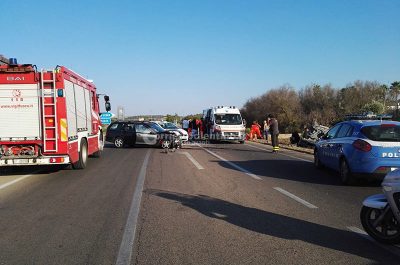 Con la moto contro un furgone, grave centauro. Schianto sulla 274, vettura si ribalta: diversi feriti, alcuni scappano - Corriere Salentino