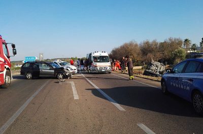 Con la moto contro un furgone, grave centauro. Schianto sulla 274, vettura si ribalta: diversi feriti, alcuni scappano - Corriere Salentino