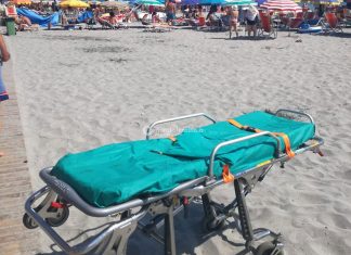 Malore fatale mentre fa il bagno, muore 70enne sotto gli occhi dei bagnanti