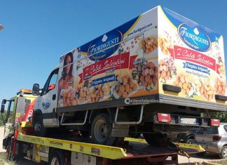 Travolse in retromarcia un turista alla guida di un furgone: lieve condanna per il conducente