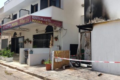 Raid incendiario contro il deposito del wine bar: ripresi i due attentatori, sequestrata una bottiglietta - Corriere Salentino