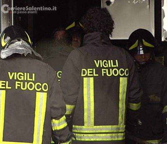 Fiamme nella notte a Veglie: a fuoco il ricovero dei carrelli di un supermercato