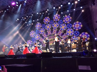 La magia della Notte della Taranta si ripete: la super ospite LP e gli altri danno vita a una straordinaria festa delle contaminazioni - Corriere Salentino