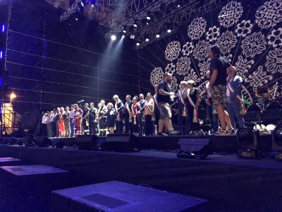 La magia della Notte della Taranta si ripete: la super ospite LP e gli altri danno vita a una straordinaria festa delle contaminazioni - Corriere Salentino