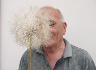 “Chi getta semi al vento farà fiorire il cielo”: il delicato invito dell’artista Mina D’Elia a generare emozioni