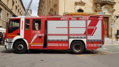 Cadono calcinacci da Palazzo Carafa, intervento dei Vigili del Fuoco - Corriere Salentino