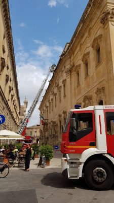 Cadono calcinacci da Palazzo Carafa, intervento dei Vigili del Fuoco - Corriere Salentino