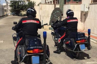 Un cittadino lo scopre mentre tenta il furto in un negozio, i carabinieri in moto gli sbarrano la strada: preso - Corriere Salentino