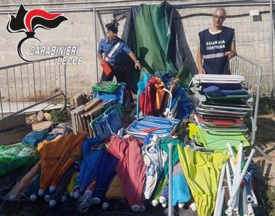 Blitz sulle spiagge di Torre Lapillo, sequestrati ombrelloni selvaggi, sdraio e lettini: 3 denunce - Corriere Salentino