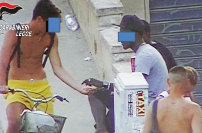 Blitz antidroga alla Baia Verde: indagati 25 stranieri. Salvini su Fb con la ruspa in mano: "A casa i delinquenti" - Corriere Salentino