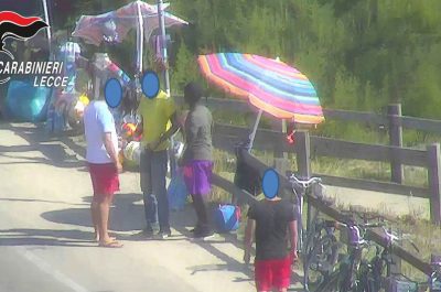 Blitz antidroga alla Baia Verde: indagati 25 stranieri. Salvini su Fb con la ruspa in mano: "A casa i delinquenti" - Corriere Salentino