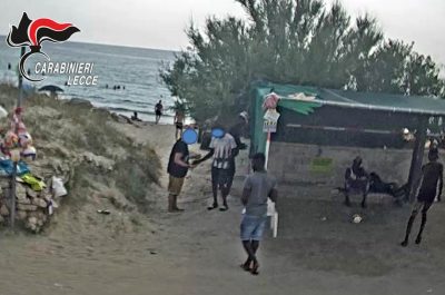 Blitz antidroga alla Baia Verde: indagati 25 stranieri. Salvini su Fb con la ruspa in mano: "A casa i delinquenti" - Corriere Salentino
