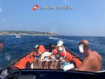 Paura durante la gita: principio d’incendio a bordo di una barca carica di passeggeri, salvati in 47 - Corriere Salentino