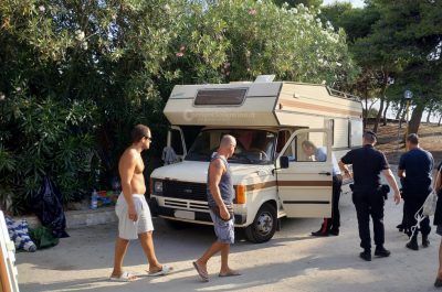 Blitz congiunto nella pineta di Torre dell'Orso, sgombrata l'area: verifiche su una decina di stranieri - Corriere Salentino