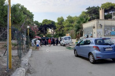 Blitz congiunto nella pineta di Torre dell'Orso, sgombrata l'area: verifiche su una decina di stranieri - Corriere Salentino