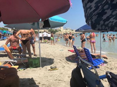 Ambulanti in spiaggia, controlli a Torre dell’Orso - Corriere Salentino