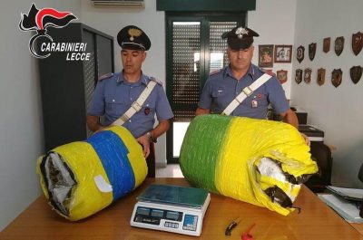 Invertono la marcia e fuggono alla vista dei militari: due scappano, un terzo in manette per 30 chili di "erba" - Corriere Salentino