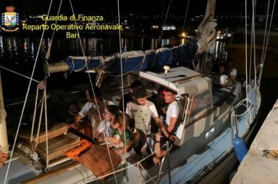 Migranti intercettati durante il viaggio verso il Salento: tra di essi anche bambini e donna incinta. Arrestati tre scafisti - Corriere Salentino