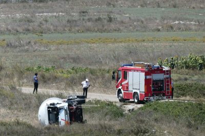 Autocisterna carica di gpl si ribalta sulla Porto Badisco - Otranto, il conducente positivo alla cocaina - Corriere Salentino