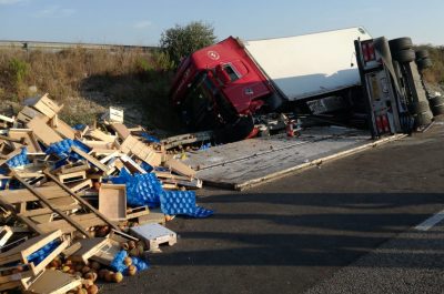 Paura nella notte sulla tangenziale, tir si ribalta e riversa la merce sull'asfalto - Corriere Salentino