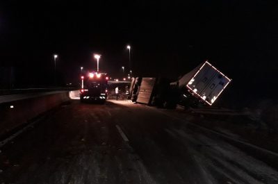 Paura nella notte sulla tangenziale, tir si ribalta e riversa la merce sull'asfalto - Corriere Salentino