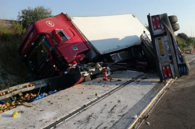 Paura nella notte sulla tangenziale, tir si ribalta e riversa la merce sull'asfalto - Corriere Salentino