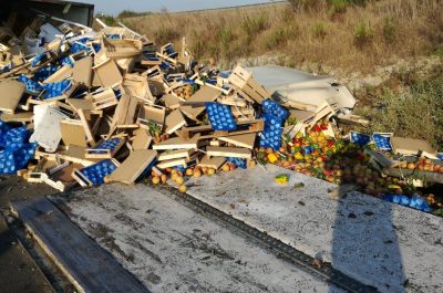 Paura nella notte sulla tangenziale, tir si ribalta e riversa la merce sull'asfalto - Corriere Salentino