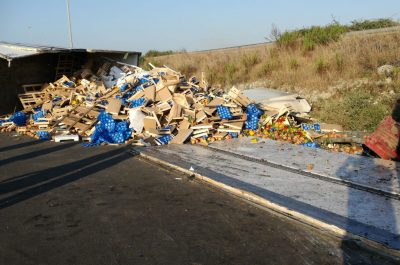 Paura nella notte sulla tangenziale, tir si ribalta e riversa la merce sull'asfalto - Corriere Salentino