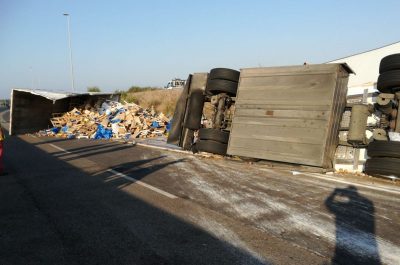 Paura nella notte sulla tangenziale, tir si ribalta e riversa la merce sull'asfalto - Corriere Salentino