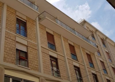 Precipitano al suolo due lastre di vetro, tragedia sfiorata in via Trinchese - Corriere Salentino