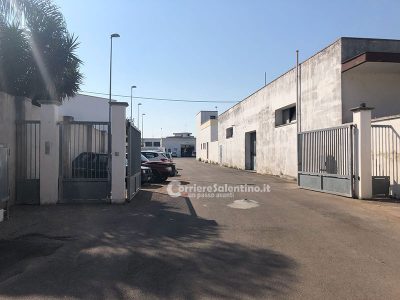 Maxi incendio nella lavanderia industriale: le fiamme distruggono tutto, danni ingenti. Mistero sulle cause - Corriere Salentino