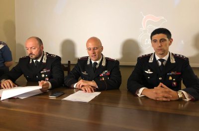 Blitz antidroga alla Baia Verde: indagati 25 stranieri. Salvini su Fb con la ruspa in mano: "A casa i delinquenti" - Corriere Salentino