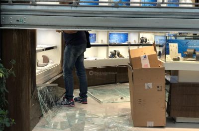 Terrore nel centro commerciale, banditi assaltano la gioielleria del Conad: in due fuggono su una moto - Corriere Salentino