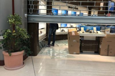 Terrore nel centro commerciale, banditi assaltano la gioielleria del Conad: in due fuggono su una moto - Corriere Salentino