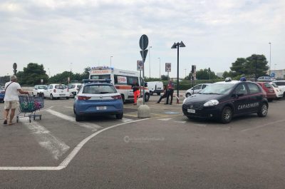 Terrore nel centro commerciale, banditi assaltano la gioielleria del Conad: in due fuggono su una moto - Corriere Salentino