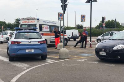 Terrore nel centro commerciale, banditi assaltano la gioielleria del Conad: in due fuggono su una moto - Corriere Salentino