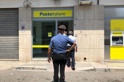 Terrore nell’ufficio postale: rapinatori armati seminano il panico tra la gente, via con denaro e borse dei clienti. Ferita una donna - Corriere Salentino