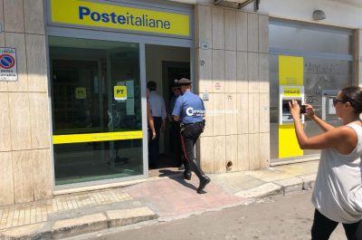 Terrore nell’ufficio postale: rapinatori armati seminano il panico tra la gente, via con denaro e borse dei clienti. Ferita una donna - Corriere Salentino