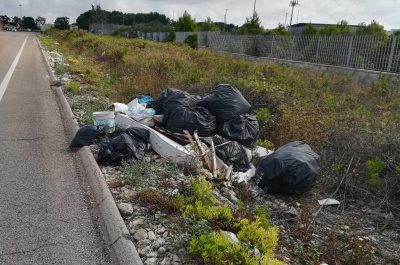 Rifiuti accumulati da mesi sulla strada per l'ospedale "Vito Fazzi". Mignone scrive al comune di San Cesario - Corriere Salentino