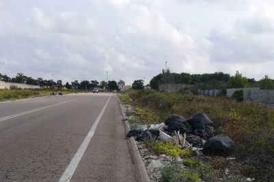 Rifiuti accumulati da mesi sulla strada per l'ospedale "Vito Fazzi". Mignone scrive al comune di San Cesario - Corriere Salentino