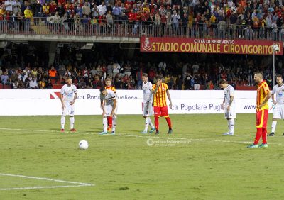 Illusione a Benevento, il Lecce sfiora l'impresa, pareggio per 3-3 - Corriere Salentino