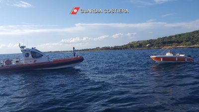 Salvati in quattro prima di finire con l'imbarcazione contro la scogliera, operazione della Guardia Costiera - Corriere Salentino