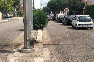 Schianto sul viale contro il palo del filobus, quattro feriti: tre finiscono in ospedale con "codice rosso" - Corriere Salentino