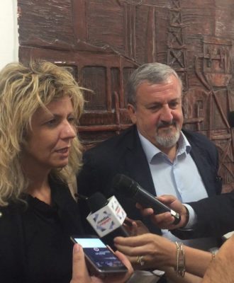 Emiliano incontra Barbara Lezzi: pace fatta. Poi incontro con Centinaio: “Su xylella necessarie norme per accelerare i tagli” - Corriere Salentino