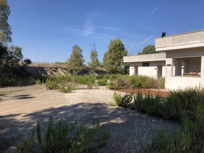 Reportage nella discarica dimenticata su cui domina il fotovoltaico finanziato con fondi europei e abbandonato: una ferita al paesaggio - Corriere Salentino