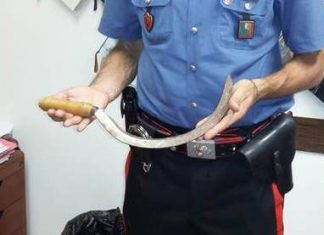 Minaccia la convivente con una roncola, in manette 67enne