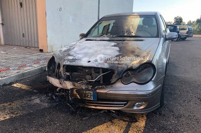 Dopo 24 ore altro rogo d'auto in città, brucia una Mercedes nella 167 - Corriere Salentino