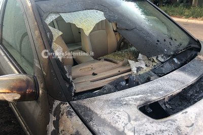 Dopo 24 ore altro rogo d'auto in città, brucia una Mercedes nella 167 - Corriere Salentino